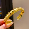 Pulsera Abierta Flor de Cuatro Hojas Calada de Zirconia Bañada en Oro Real de 18 Quilates Lujo Accesible Joyería de Mano Elegante de Nicho de Gama Alta para Mujeres