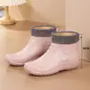Botas de chuva femininas da moda, perfeitas para uso no trabalho e na cozinha, apresentando sola antiderrapante, material ultrassuave, design de corte baixo e propriedades resistentes a odores. Estas são galochas de chuva para adultos femininas, também adequadas como sapatos casuais.