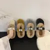 Estilo Doce Headband de Pelo com Bolinhas Chinelos para Mulheres Inverno 2026 Outdoor Sola Grossa Slip-on Antiderrapante Quente Chinelos de Pelúcia