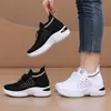 Zapatos Deportivos Transpirables con Elevación Interna para Mujer 2025 Verano Nuevos Zapatos Blancos de Suela Gruesa Tejido Volador Malla Calada Zapatos Casuales para Mujer