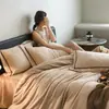 Lujoso juego de ropa de cama de invierno con delicados estampados florales, confeccionado en un suave y afelpado tejido de terciopelo de leche, que incluye una sábana bajera, una funda de edredón y fundas de almohada