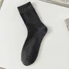 Meias Sociais de Algodão Puro, Meias Esportivas para Homens, Estilo Primavera e Outono, Meias de Algodão de Cano Médio, Absorventes de Suor, Resistentes a Odores, Meias de Primavera e Verão Que Não Causam Odor nos Pés, Meias Listradas Verticais