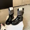 Botas de Cavaleiro Femininas Retro com Bico Redondo e Aumento de Altura de 5cm Outono 2026 Fivela de Cinto Versátil Emagrecedoras Botas de Cano Médio Novos Sapatos Femininos