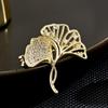 Broche sencillo de doble circonita y esmeralda de Ginkgo Biloba para mujer, elegante y de alta gama, ideal para combinar con todo, como accesorio de traje.