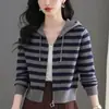 Suéter de punto para mujer, nueva colección primavera/otoño 2026, moderno y rejuvenecedor, corto, con capucha, cárdigan a rayas, corte holgado, chaqueta suéter con cremallera