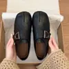 Novos sapatos baixos estilo britânico 2026, mocassins femininos com bico redondo clássico, apresentando um design exclusivo de bico dividido, perfeitos para o outono e feriados