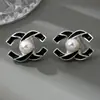Brincos Pingente Letra Cc Inlaid em Resina com Pérola Imitação e Strass da Qingdao Daiwei Jewelry São Adequados para Uso Diário Feminino