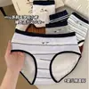 Calcinhas de Algodão Listradas Color Block de Cintura Média para Meninas, Amigáveis à Pele, Respiráveis, Antibacterianas, Ajustadas ao Corpo, com Borda Anti-Enrolamento