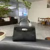 Mini bolso Kelly cosido a mano con hilo encerado de patrón de lagarto, forro de piel de vacuno de plena flor, detalles tachonados a mano de piel de oveja y herrajes de acero completo