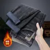Novos Jeans Masculinos Outono/Inverno 2026 com Forro de Lã, Jeans Espessos da Moda para Jovens Masculinos, Jeans Reto Versátil e Tendência