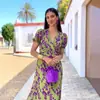 Verão 2025 Moda Europeia e Americana Feminina Amazon Vestido Longo Estampado Plissado Elegante Slim Fit Decote V Manga Curta
