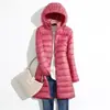 Jaqueta de Penas Leve Nova Outono/Inverno 2025 para Mulheres, Comprimento Médio, Leve, Casaco Plus Size com Capuz Removível, Roupa Quente