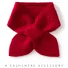 Novo cachecol de cashmere liso para outono e inverno com design perfurado em xadrez, oferecendo calor, proteção contra o frio e suporte para o pescoço; um aquecedor de pescoço grosso com padrão jacquard.