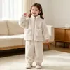 Conjunto de inverno de fleece coral para meninas: um top simples de gola alta combinado com calças casuais ajustadas, perfeito tanto para usar em casa quanto ao ar livre