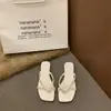 Sandálias Chinelo Quadradas de Verão 2026 Novas para Mulheres, Sapatos Planos Casuais de Encaixar