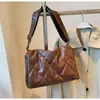 Bolsa de Penas Feminina Outono e Inverno 2026 Nova Tendência Coreana Acolchoada Quadrada Pequena Bolsa Versátil Grande Capacidade Ombro Único Transversal