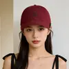 Gorra de Béisbol Bordada de Oso de Dibujos Animados Linda con Acabado de Alta Gama, Elegante y que Afina el Rostro, Gorra Versátil para Cabezas Grandes