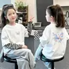 Camiseta de manga larga a rayas de algodón puro para niña, top nuevo estilo primavera/otoño 2026 para niños, atuendo de otoño para niñas pequeñas, camiseta interior de dibujos animados