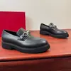 Fornecimento Transfronteiriço de Mocassins Estilo Britânico, Sapatos Masculinos em Couro Genuíno com Fivela Metálica e Solas Grossas, Fornecimento Direto da Fábrica