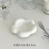 Plato de cerámica creativo nórdico para salsa para uso doméstico, lindo diseño de flor en forma de corazón, blanco puro para snacks, snacks de té, salsa para mojar, plato de condimentos