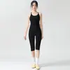 Conjunto de top de ginástica para yoga com gola halter e costas bonitas, com bojos no peito, e calça de yoga 7/8 de cintura alta com fenda, conjunto de duas peças para fitness e esportes
