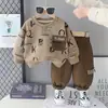 Conjunto de otoño 2026 para niños y niñas, nuevo y elegante, estilo coreano, cuello redondo, estampado de letras, conjunto de dos piezas para niños pequeños, al por mayor