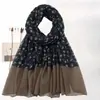 Cachecol longo patchwork floral na cor café Melard para mulheres, leve e fluido, perfeito para primavera e outono, como uma camada externa, xale ou para ensaios fotográficos de férias