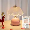 Lámpara de mesa de dormitorio, lámpara de noche, sensación de lujo ligero y de alta gama, luz ambiental de mesita de noche, estilo crema, luz nocturna creativa acogedora y romántica