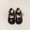 Sapatos pretos de couro para meninas, estilo verão, sapatos Lolita princesa vazados, novo modelo 2026 sapatos infantis, sapatinhos de bebê para meninas
