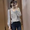 Camisa cinza com botões e decote V, estilo francês com acabamento em renda, para mulheres, nova coleção outono 2026, slim fit, top estiloso e que rejuvenesce