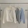 Enviado. Blusa de tricô com mangas compridas e botões diagonais, design único chique coreano, blusa casual solta 18293