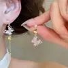 Charme Delicado e Feminino~ Brincos de Flor com Zircônia e Pérola, Brincos de Luxo Leve e de Alta Qualidade, Doces e Delicados, Brincos Versáteis para Mulheres