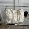 Bolso de hombro plisado sencillo e informal de moda para mujer, nuevo bolso de mano estilo occidental para uso diario en otoño de 2023.