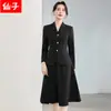 Atacado transfronteiriço de novos estilos de outono e inverno: conjunto de blazer de manga longa e saia midi, cor de damasco, acinturado, elegante, para o ambiente de negócios