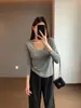 Camiseta básica de manga longa com decote V, caimento justo e versátil, feita de uma mistura de acetato, Tencel e lã de luxo leve, perfeita para outono e inverno.