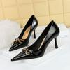 886-2 Zapatos de tacón alto de estilo retro europeo y americano para mujer Tacones de aguja Boca poco profunda Punta afilada Hebilla de metal Decorativa Planos