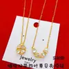 Colar banhado a ouro vietnamita com pingente de trevo de quatro folhas em madrepérola em formato de coração cravejado de diamantes, versátil e elegante
