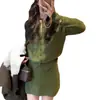 Un impresionante conjunto de punto para mujer, perfecto para atuendos de otoño e invierno: un conjunto completo que incluye un suéter verde, una cárdigan y una falda, hecho de lana