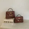 Bolso de mano de color liso transfronterizo tipo Kelly para mujer 2026 nuevo estilo moderno bolso cuadrado pequeño bolso versátil de un solo hombro cruzado comercio exterior