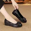 Zapatos de madre de suela blanda y cara suave, colección otoño 2026, ligeros, de punta redonda, zapatos de vestir elegantes, impermeables, cómodos, versátiles, modernos para mujer