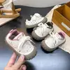 Otoño 2026 Nuevos Zapatos Deportivos Bebé Suela Suave Zapatos para Niños Pequeños Encaje de Dibujos Animados Adorno Moda Niñas Zapatos Argan Modernos