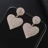Europa e Estados Unidos brincos de amor transfronteiriços corrente de garra com strass coração de pêssego brincos de personalidade fabricantes de brincos atacado à vista E671