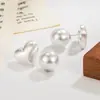 Un Pendiente de Perla Versátil con Forma de Corazón Cepillado con un Diseño de Nicho, Aspecto de Alta Gama, Estilo Vintage y Pendientes de Botón Versátiles para Mujer