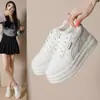 Zapatos de mujer de verano, zapatillas blancas de otoño, zapatillas deportivas casuales para mujer que aumentan la altura, nuevo modelo de cuero, impermeables 2026