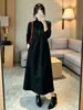 Vestido negro para mujer, nuevo estilo otoño/invierno 2026, popular diseño de dos piezas, cintura ajustada, mangas largas, elegante capa base