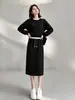 Conjunto de sudadera y falda de estilo coreano, súper elegante, con hombros descubiertos para mujer, nueva colección otoño/invierno 2026, con un atuendo de dos piezas chic y casual