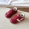 Moda Infantil Tênis de Treino Alemão Retrô 2026 Primavera e Outono Novos Tênis Esportivos Antiderrapantes de Solado Macio para Meninos Sapatos Casuais Versáteis para Meninas