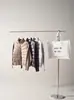 Nova jaqueta acolchoada de tricô patchwork para mulheres, apresentando um design simples e estiloso, um estilo de cardigã curto e um forro quente e isolado para o inverno.