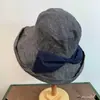 Sombrero de Cubo Retro Japonés de Alta Calidad con Lazo que Hace que la Cara Parezca Más Pequeña, Artístico y Elegante, con un Diseño Único y Protección Solar