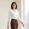 Además, la nueva camiseta básica de punto de manga larga con cuello en V para mujer en otoño de 2026 es un top de punto ajustado, elástico y de color liso adecuado para ir al trabajo.